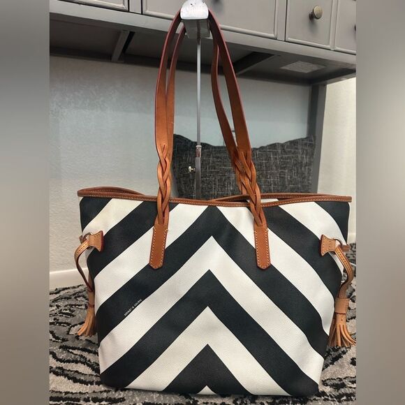 2 DOONEY & BOURKE Chevron Black and White Tote & small bag - Picture 3 of 16